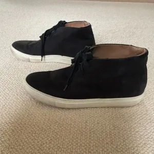 GREATS BROOKLYN Men’s The Court Chukka Black Suede Sneaker Boot. Size 8.5