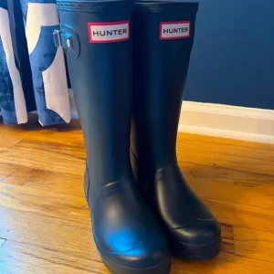 Navy Blue Hunter Boots — kid size 1B/2G w/ boot liner