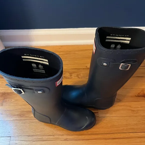 Navy Blue Hunter Boots — kid size 1B/2G w/ boot liner