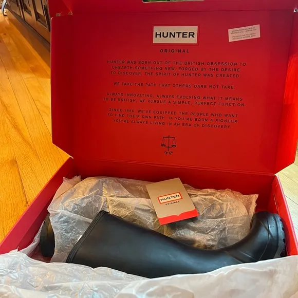 Navy Blue Hunter Boots — kid size 1B/2G w/ boot liner