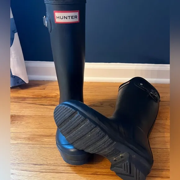 Navy Blue Hunter Boots — kid size 1B/2G w/ boot liner