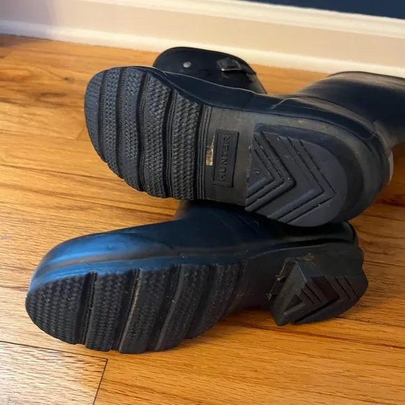 Navy Blue Hunter Boots — kid size 1B/2G w/ boot liner