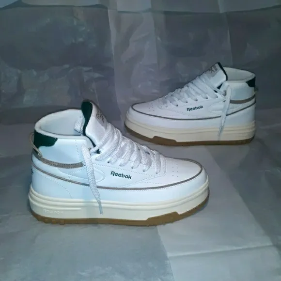 Reebok Sneakers Brand NEW, Women size 7.5