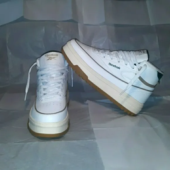 Reebok Sneakers Brand NEW, Women size 7.5