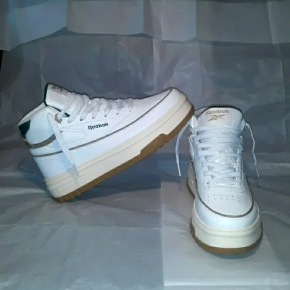Reebok Sneakers Brand NEW, Women size 7.5