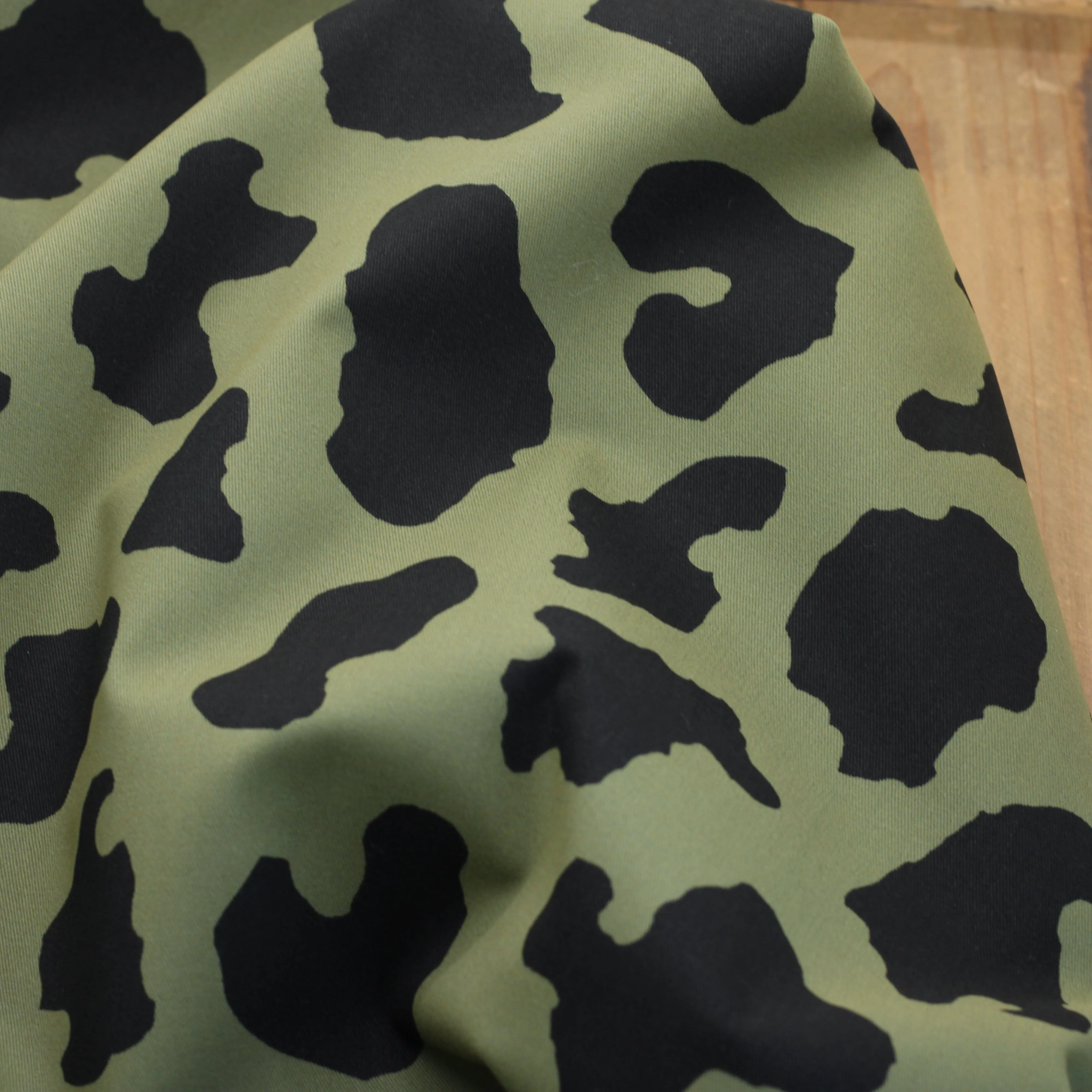 Tissu gabardine de coton Stretch- BIG LEO - Vert Kaki  (Vendu x10cm)