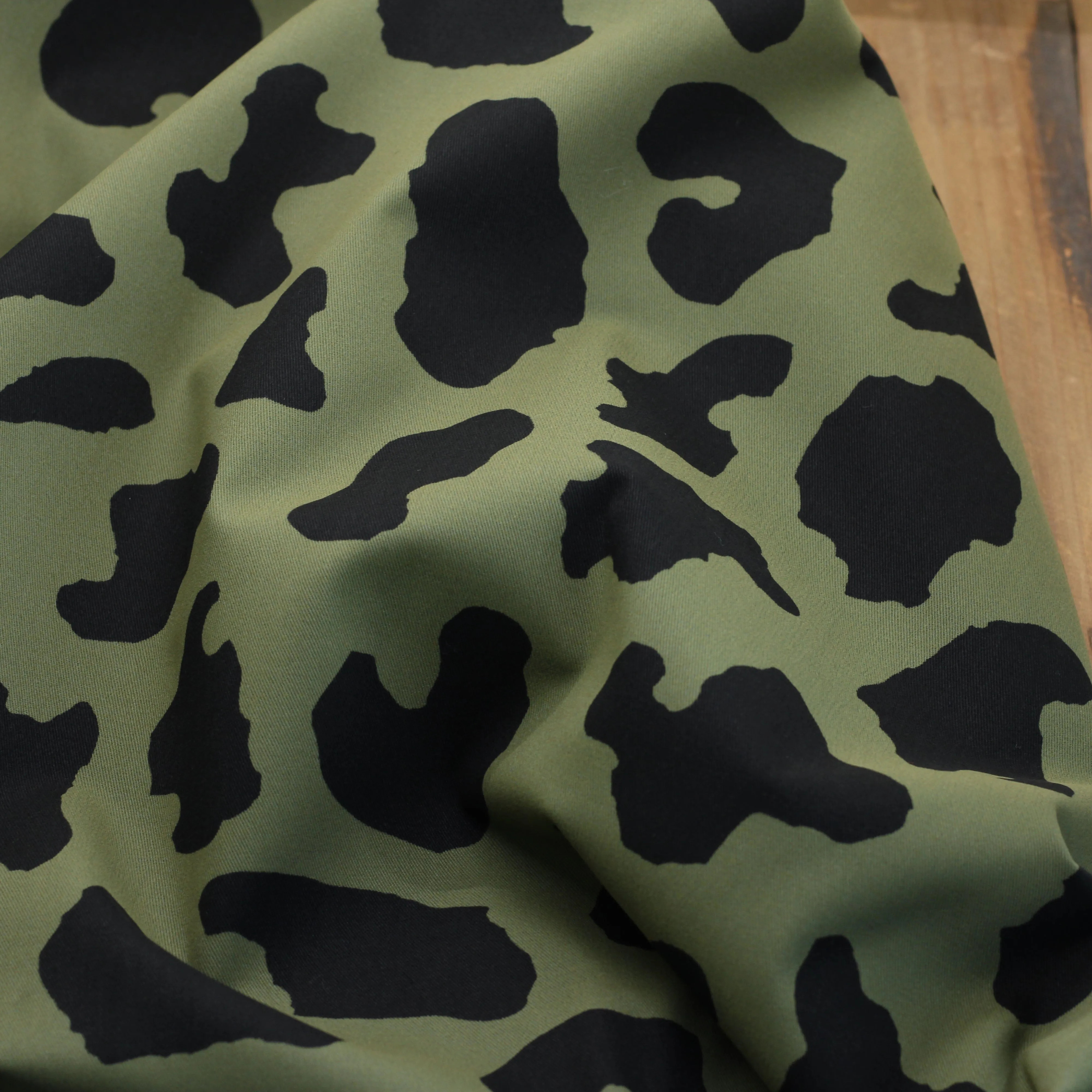 Tissu gabardine de coton Stretch- BIG LEO - Vert Kaki  (Vendu x10cm)