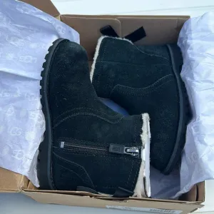 Ugg size 10 style is  T cecily. color is black