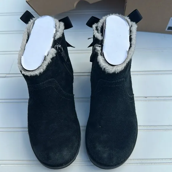 Ugg size 10 style is  T cecily. color is black